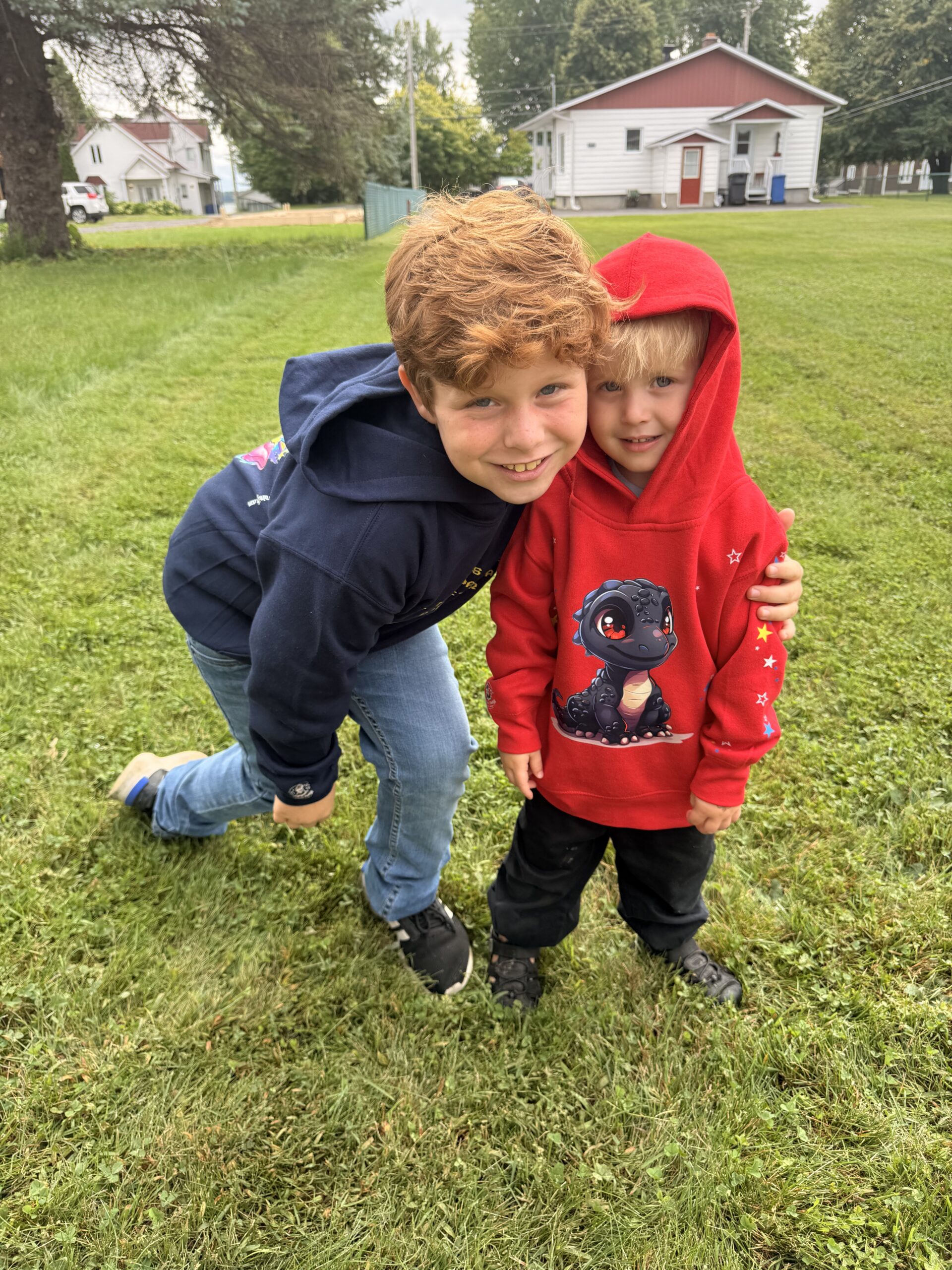 Enfant portant un t-shirt rose personnalisé avec prénom brodé
